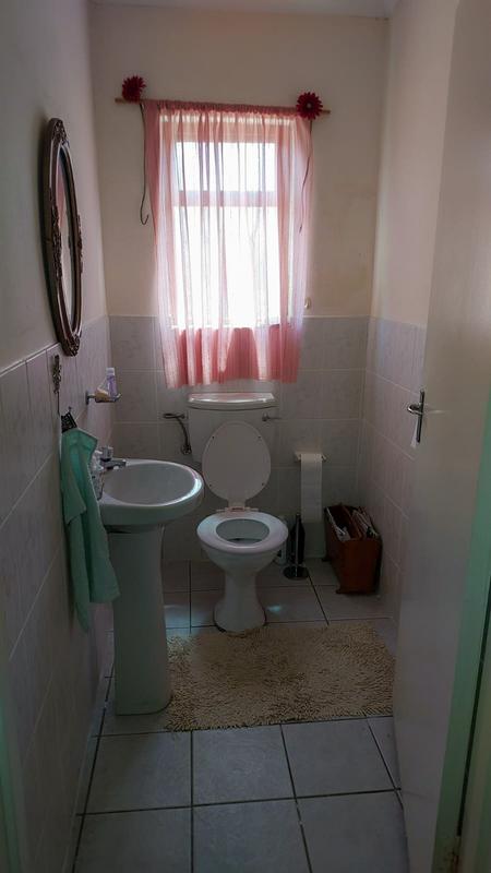 4 Bedroom Property for Sale in Uitzicht Western Cape